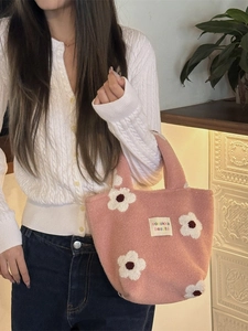 Pink plush tote bag with white floral pattern and sozakka label for casual daily use
