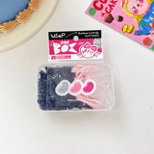 Dettaglio di elastici per capelli colorati in scatola trasparente con scritte inglesi