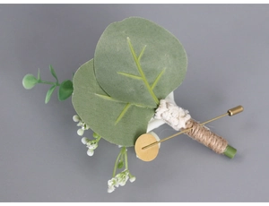Détail d'une boutonnière faite main avec feuilles d'eucalyptus et ficelle