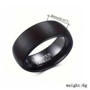 Detailansicht des 8mm schwarzen matten Wolframcarbid-Rings mit gebürsteter Textur.