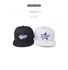 Détail de la broderie Dallas et de l'étoile sur des casquettes snapback noir et blanc