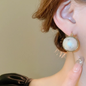 Boucles d'oreilles perles baroques vintage françaises avec cadre doré sur mannequin