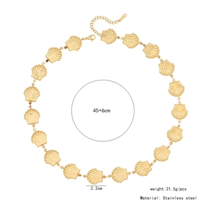 Detail of scallop heart chain necklace showing 45+6cm length and 21.5g weight specs