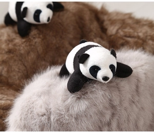 Dettaglio ravvicinato di un peluche a forma di panda disteso con morbida pelliccia