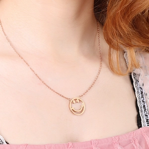 Collier élégant avec pendentif smiley en or rose sur mannequin avec chaîne en acier titane