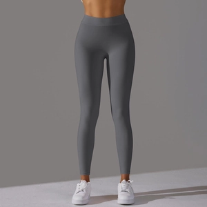 Détail du legging gris sans couture à taille haute avec compression et effet galbant