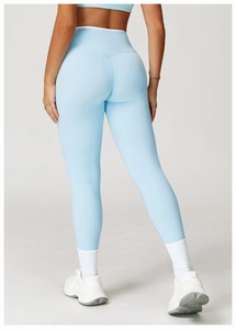 Achterkant detail van de lichtblauwe yoga legging met hoge taille en corrigerende naden