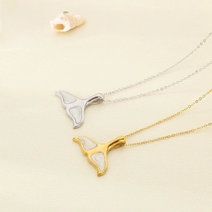 Collier Pendentif Queue De Baleine Acier Inoxydable Avec Incrustation Nacre Blanche Plaqué Or 18K Chaîne Clavicule Pour Femme