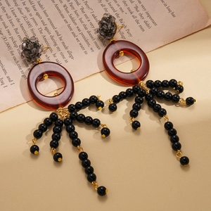 Boucles d'oreilles vintage en résine ambre avec pompons en perles noires et détails dorés