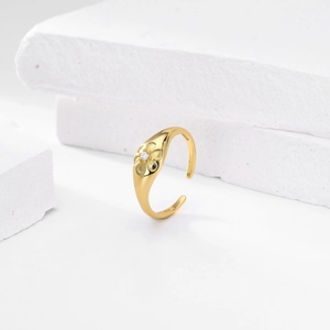 Detail view of gold S925 sterling silver flower ring featuring a clear zircon stone