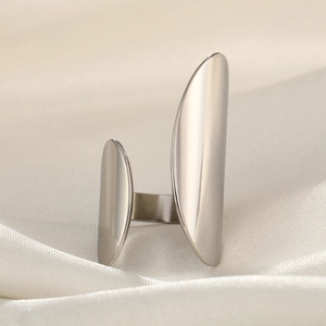Bague ouverte 18k polie géométrique minimaliste sur fond de soie blanche élégante