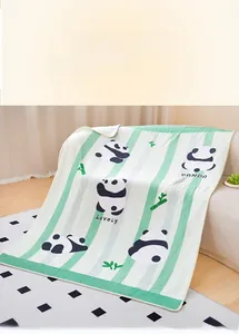 Nahaufnahme der weichen grün gestreiften Pandadecke mit Lovely Panda Text auf Sofa