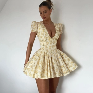 Détail de la mini-robe fleurie style français avec col en V et manches bouffantes