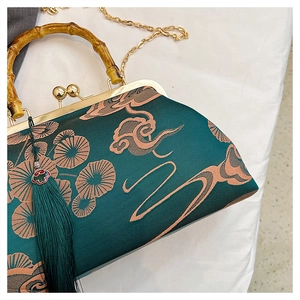 Detail der Tasche im chinesischen Stil mit Bambusgriff und grüner Quastenanhänger