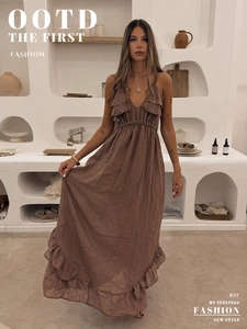 Détail de la robe longue marron à col en V avec volants étagés et taille élastique