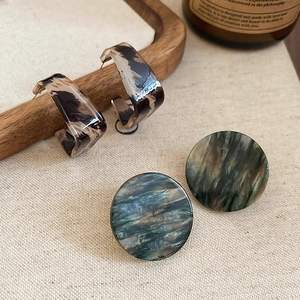Détails de boucles d'oreilles géométriques en acrylique à motifs écaille et marbre