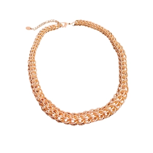 Collier en maille tressée or rose avec fermoir mousqueton réglable sur fond blanc