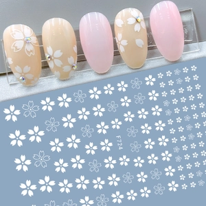 Détail des stickers ongles fleurs de cerisier F724 avec fleurs blanches et strass