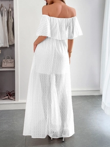 Elegante abito lungo bianco a pois con spalle scoperte, schiena nuda e tessuto leggero