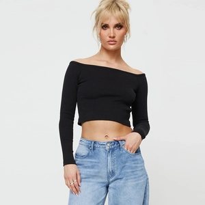 Λεπτομέρεια υφής του μαύρου έξωμου crop top με μακριά μανίκια και ραβδωτό σχέδιο