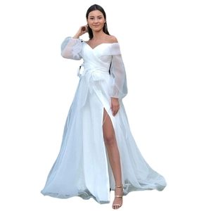 Robe de mariée blanche à épaules dénudées avec manches bouffantes en tulle et fente haute