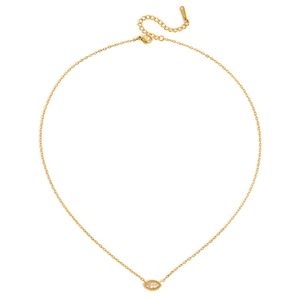 Détail macro du collier en acier inoxydable doré 18k avec pendentif en zircon marquise