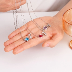 Colliers fleurs de tulipe élégants avec pierres précieuses bleues, rouges et violettes