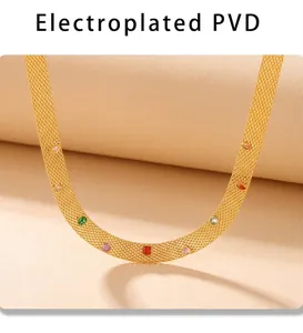 Détail du collier à mailles plaqué PVD avec des pierres de zircon colorées