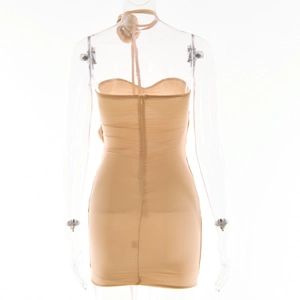 Détail de l'arrière d'une robe moulante beige avec fermeture éclair et sangle florale