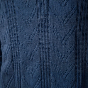 Maglione da uomo blu scuro con scollo a V e motivo jacquard a spina di pesce