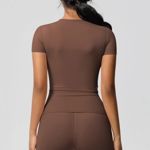 Vue arrière du t-shirt de yoga marron chocolat moulant montrant l'effet galbant