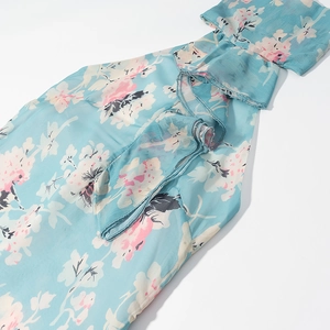 Abito con scollo all'americana e stampa floreale celeste con dettagli a volant
