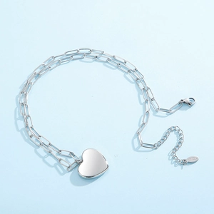Collier double couche à maillons trombones avec pendentif cœur sur fond bleu clair