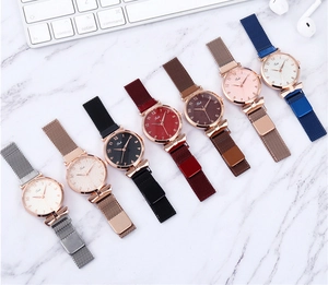 Gros plan sur les bracelets de montre en maille magnétique en sept couleurs