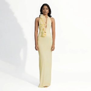 Détail de la robe de soirée dos nu jaune clair avec col en V profond et volants en tulle