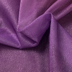 Detail des lila Glitzer-Netzstoffs mit feiner Netzstruktur und funkelnder Textur