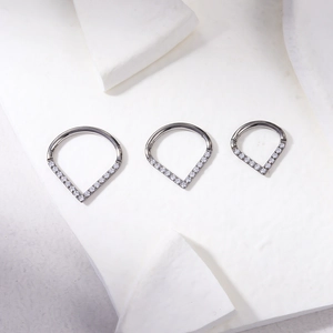 Lot de 3 anneaux de nez en titane en V avec zircone cubique sur surface en marbre blanc