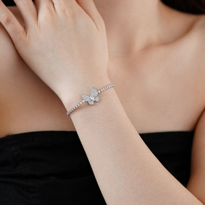 Gros plan du bracelet papillon en zircon avec des diamants étincelants