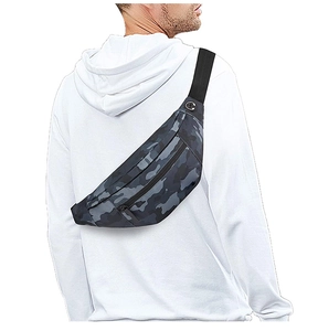 Rückansicht der wasserdichten Camouflage-Gürteltasche mit verstellbarem Gurt am Model