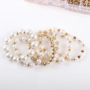 Set de bracelets multicouches avec perles blanches et perles dorées en forme d'étoile