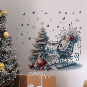 Détails des stickers muraux de Noël avec traîneau bleu et arbres enneigés sur le mur