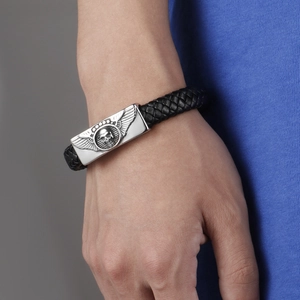 Bracciale da uomo in pelle nera intrecciata con piastra in acciaio e teschio alato