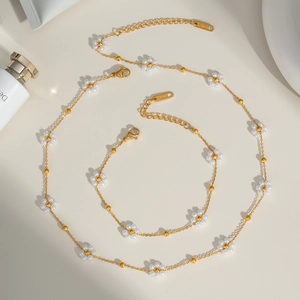 Ensemble collier et bracelet en acier doré avec perles de fleurs blanches et perles d'or