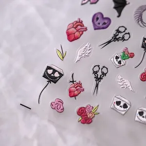 Adesivi per unghie gotici a rilievo con cuori e ali dalla collezione Devil's Love