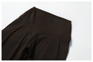 Gros plan du short de yoga taille haute avec double couture renforcée marron foncé