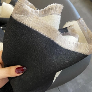 Écharpe en tricot noir et blanc classique avec détails de franges et texture douce