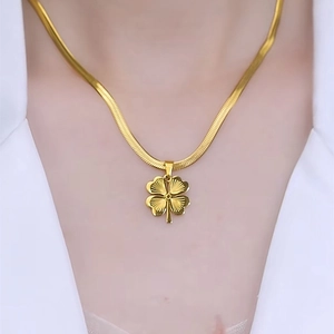 Collier trèfle doré avec chaîne serpent élégante pour femme, style ras du cou chic