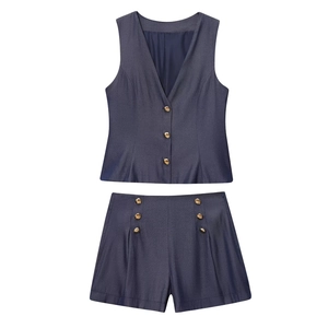 Ensemble deux pièces pour femme avec gilet en lin bleu marine et short à boutons