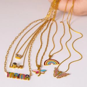 Collana in acciaio inossidabile placcata oro 18K con ciondoli a farfalla e arcobaleno
