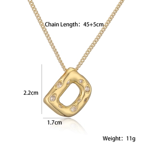 Dettaglio della collana con ciondolo lettera D dorata con misure 45+5cm e altezza 2,2cm
